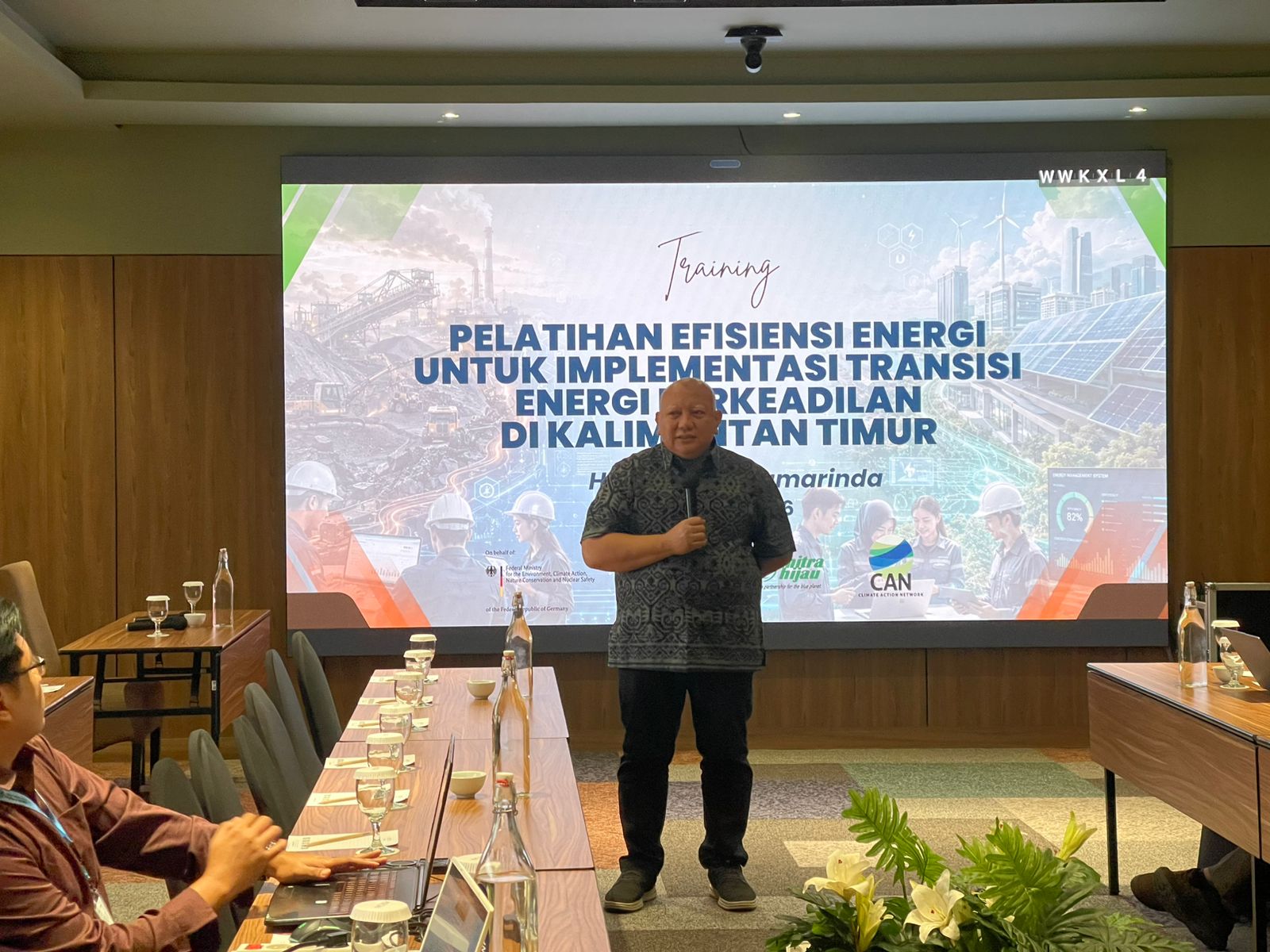 Perwakilan Yayasan Mitra Hijau (YMH) Dicky Edwin Hindarto saat memberikan sambutan dalam pembukaan Pelatihan Teknis Efisiensi Energi untuk Implementasi Transisi Energi Berkeadilan di Samarinda, Kalimantan Timur, Senin (18/5/2026). Dalam forum tersebut, YMH menekankan pentingnya audit energi sebagai instrumen strategis operasional bagi institusi dan pelaku usaha. (Foto: Dok. Istimewa)
